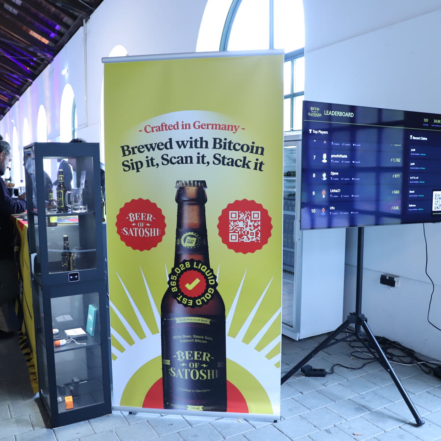 A guest scanning Beer of Satoshi at Bitcoin Forum Ingolstadt