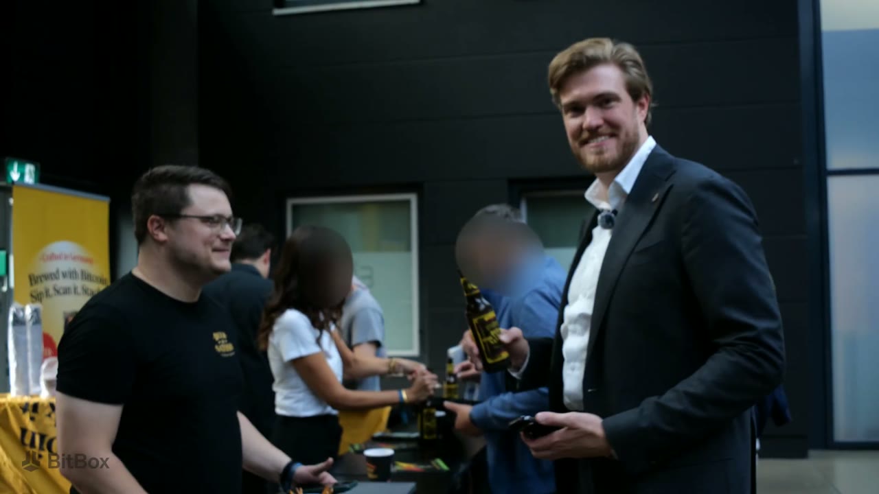 Ein Besucher mit Genesis Lager nach der Zahlung per BitBox Lightning