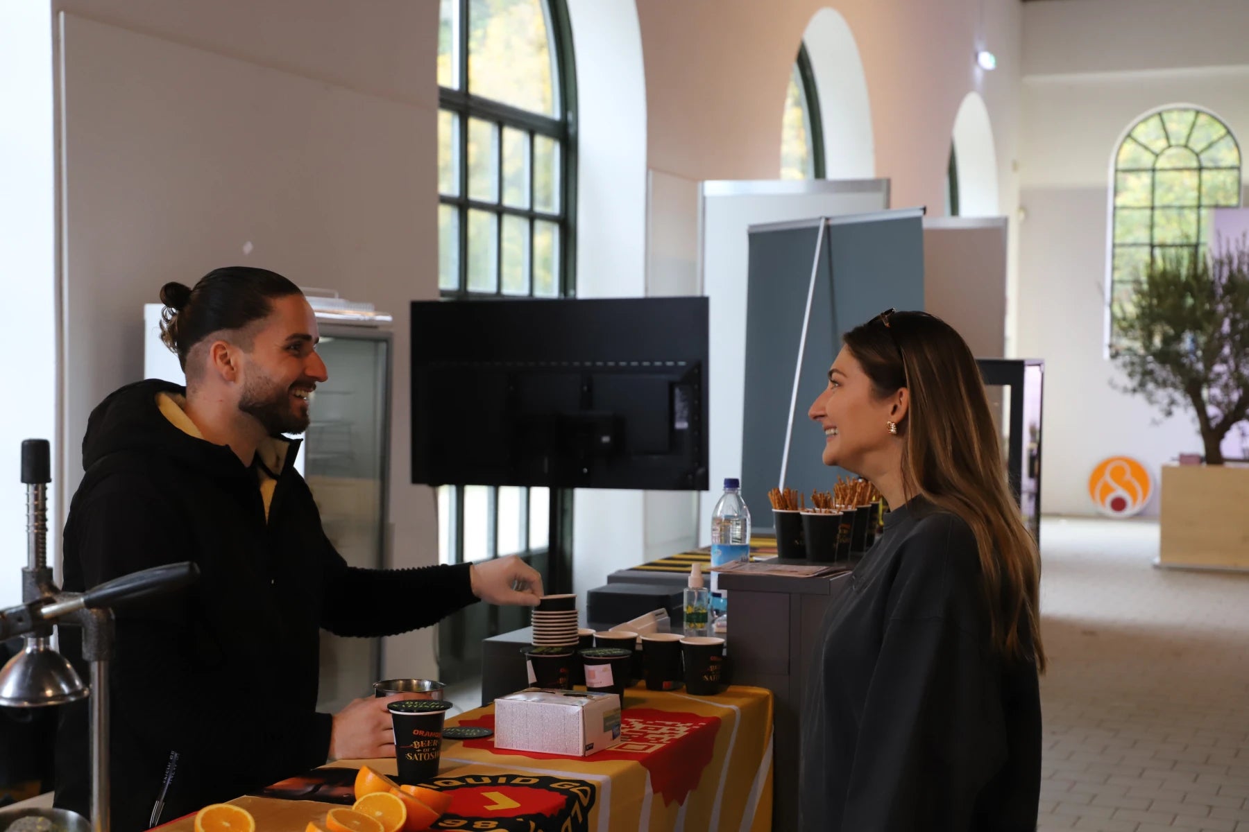 Beer of Satoshi im Gespräch mit Besuchern beim Bitcoin Forum Ingolstadt