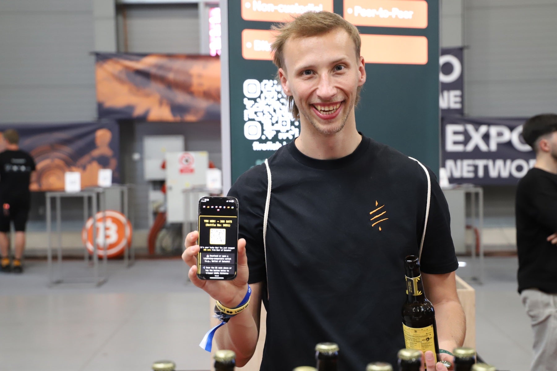 Ein Besucher der BTC Prague mit Beer of Satoshi und seinen Sats