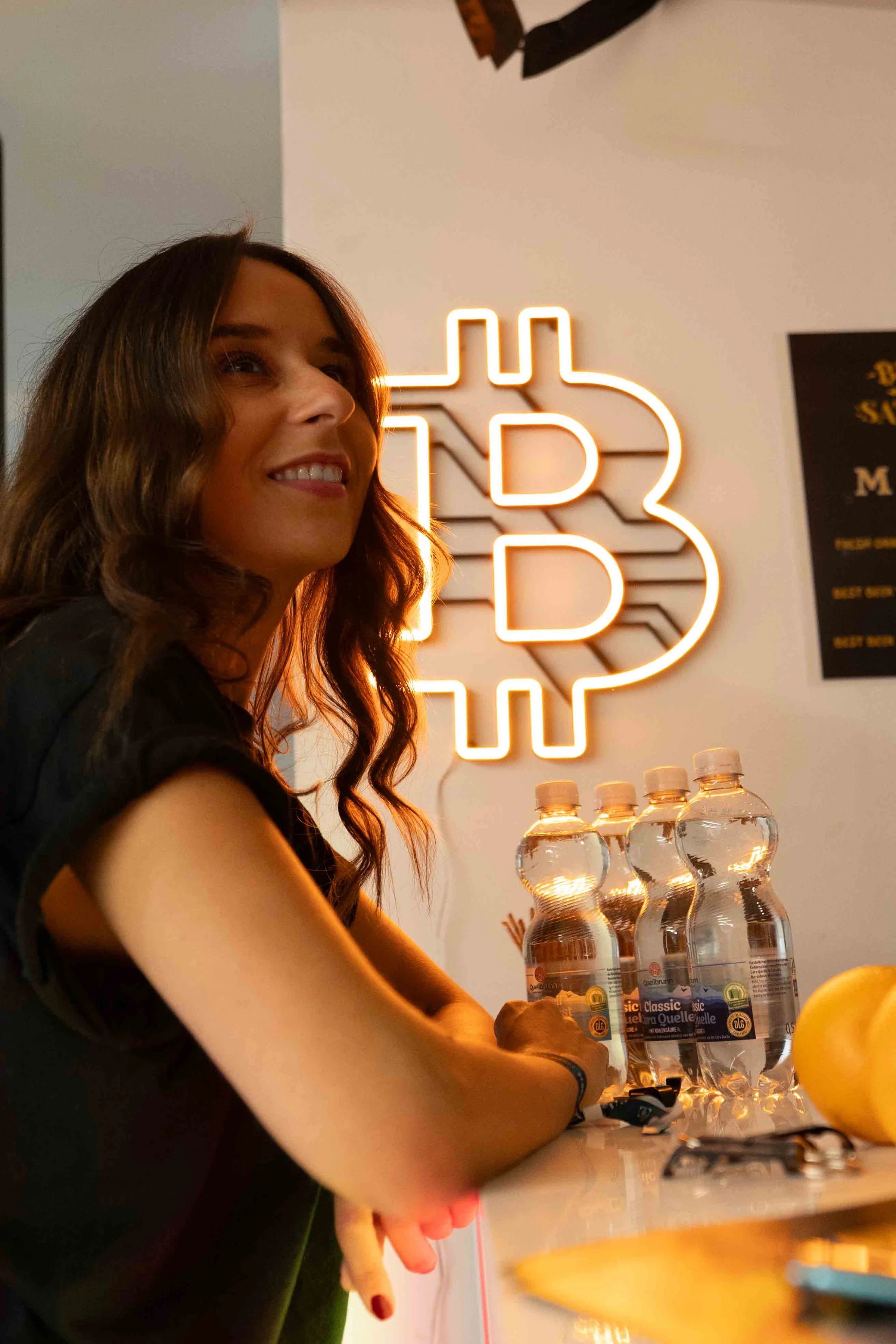 Eine Besucherin an der Beer of Satoshi Bar beim Blocktrainer Event