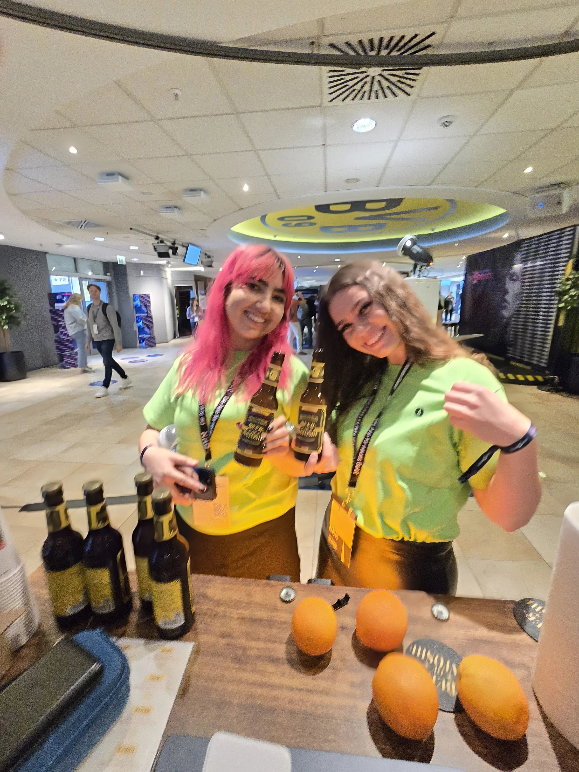 Zwei Besucherinnen mit Beer of Satoshi Flaschen bei der CONF3RENCE Dortmund