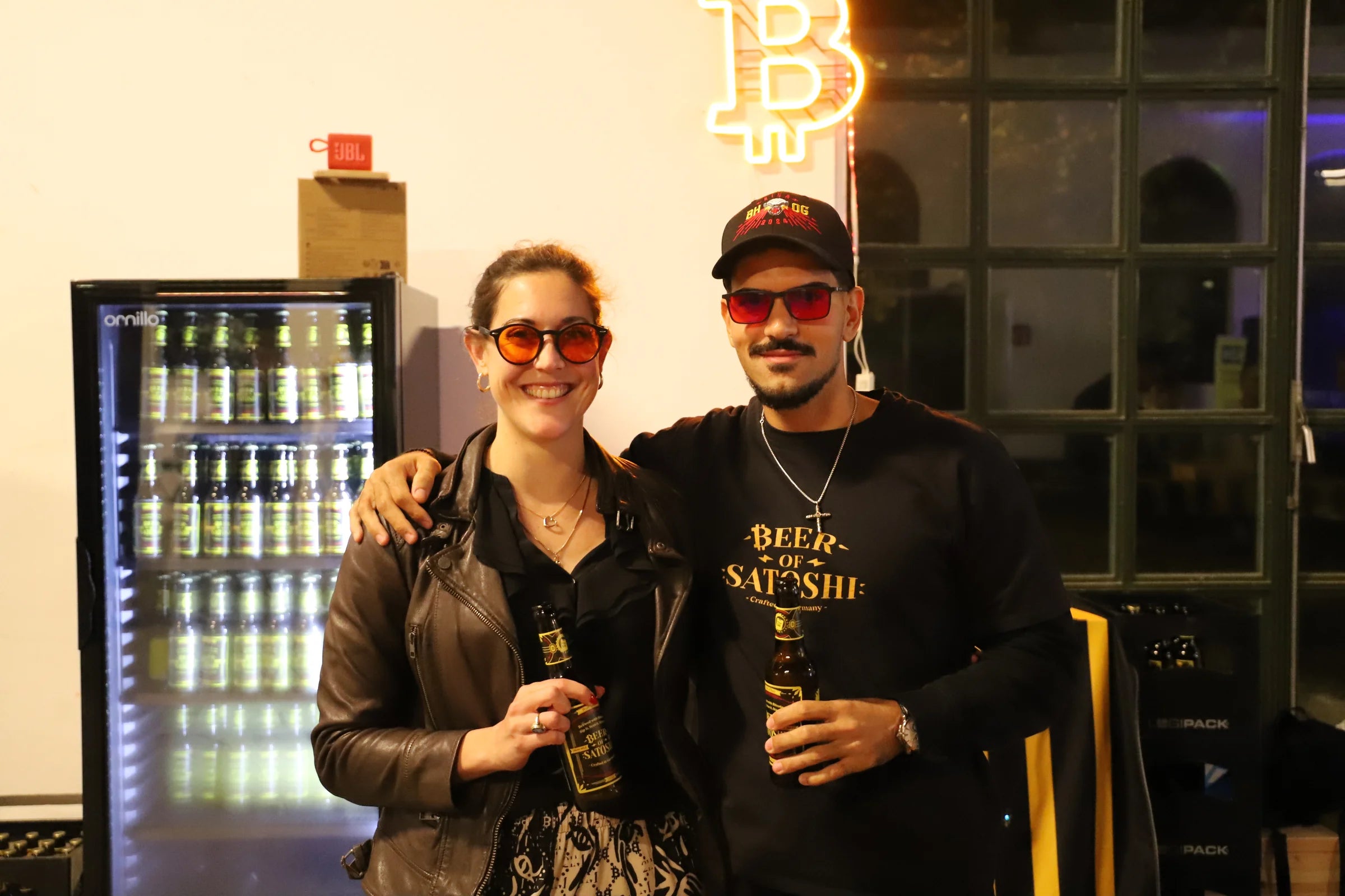 Zwei Besucher beim Bitcoin Forum Ingolstadt mit Beer of Satoshi Flaschen