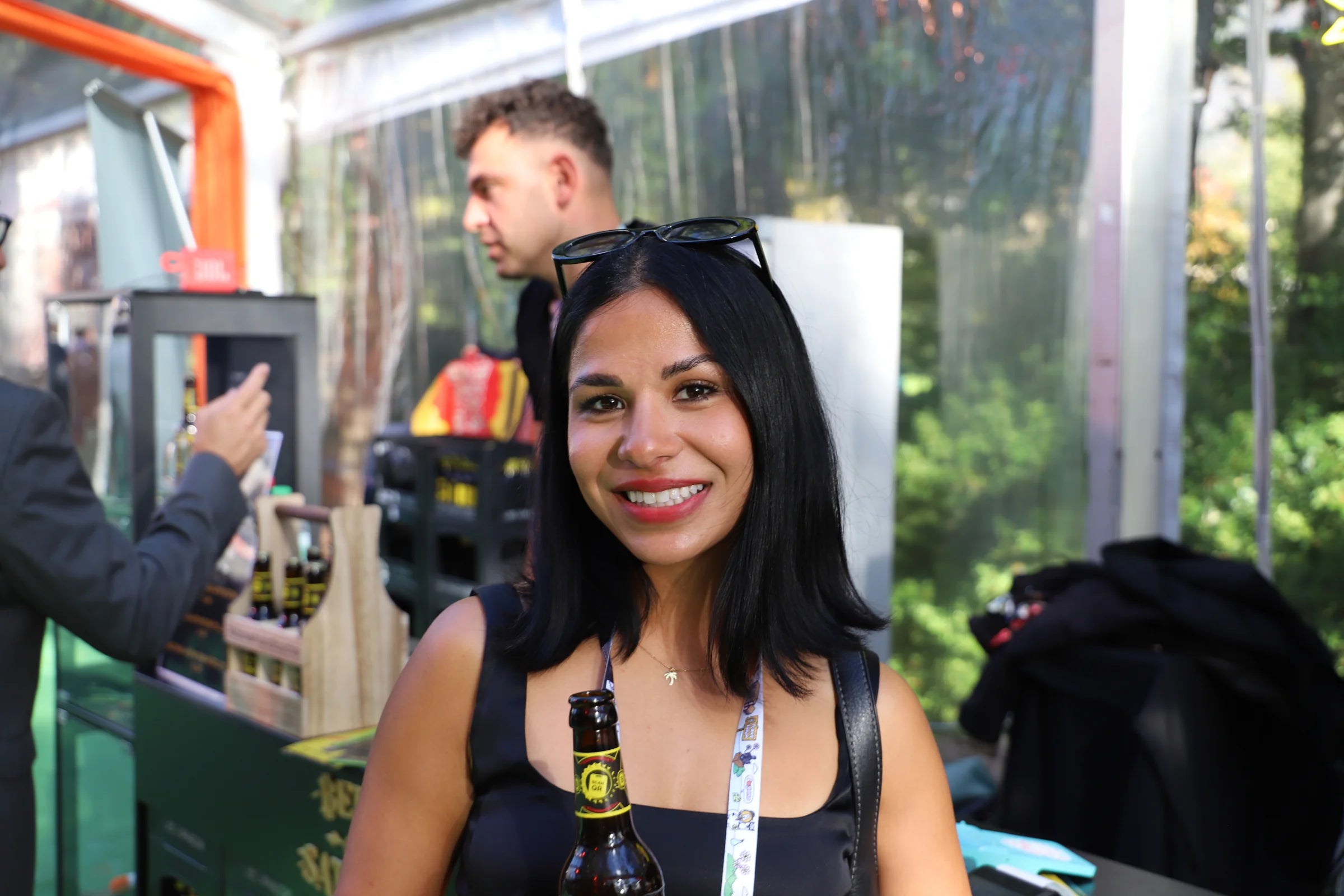 Eine Besucherin beim Plan ₿ Forum Lugano mit einer Beer of Satoshi Flasche